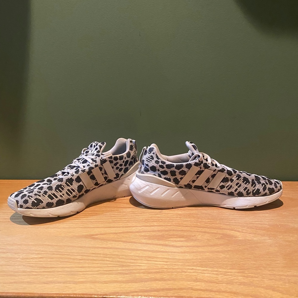 Adidas Swift Run 22 Leopard Print running shoe. Womens Size 8